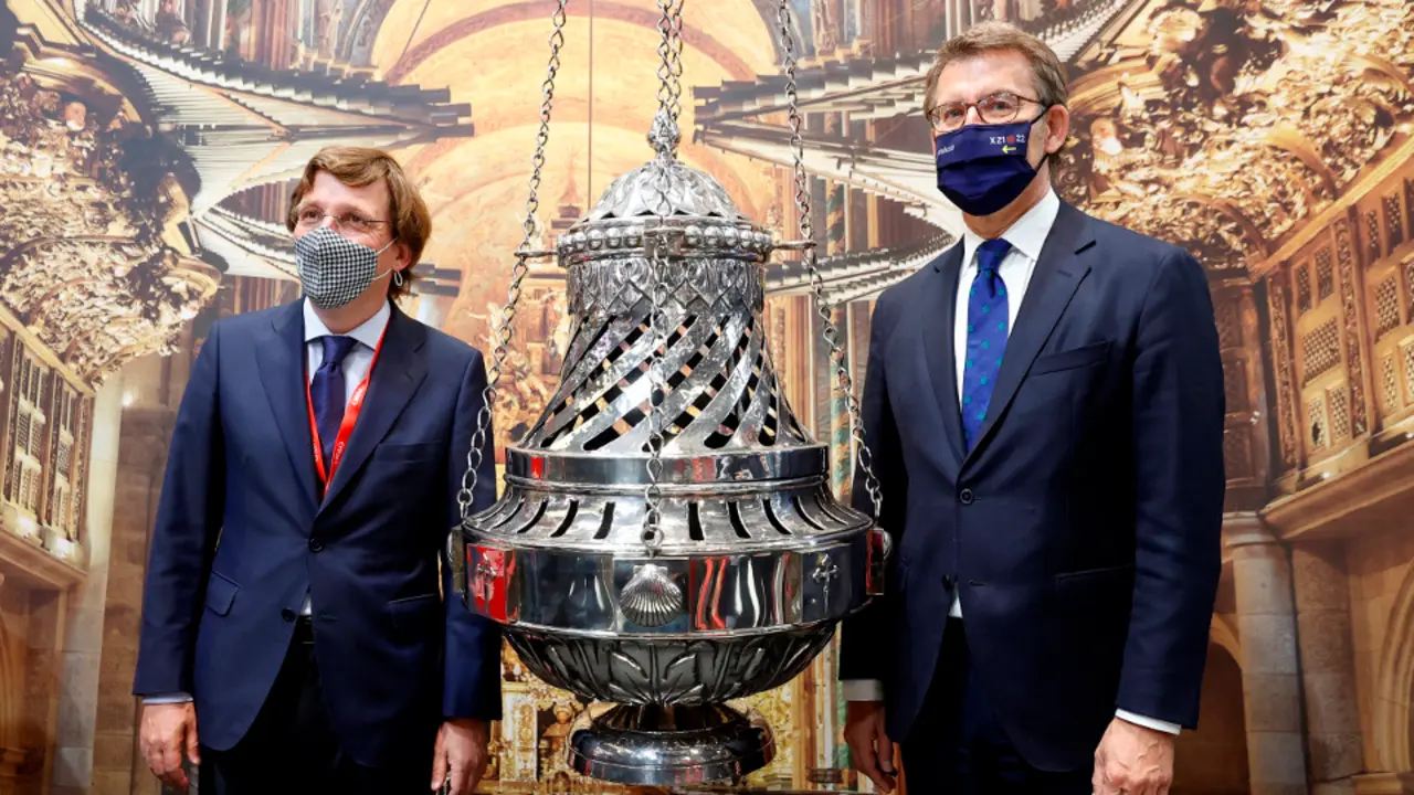 El alcalde de Madrid, José Luis Martínez Almeida, estuvo este miércoles junto a Alberto Núñez Feijóo en el estand de Galicia en Fitur. JUAN CARLOS HIDALGO (EFE)