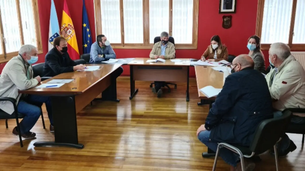 Os alcaldes, reunidos na casa consistorial das Nogais con membros da asociaci&oacute;n. EP