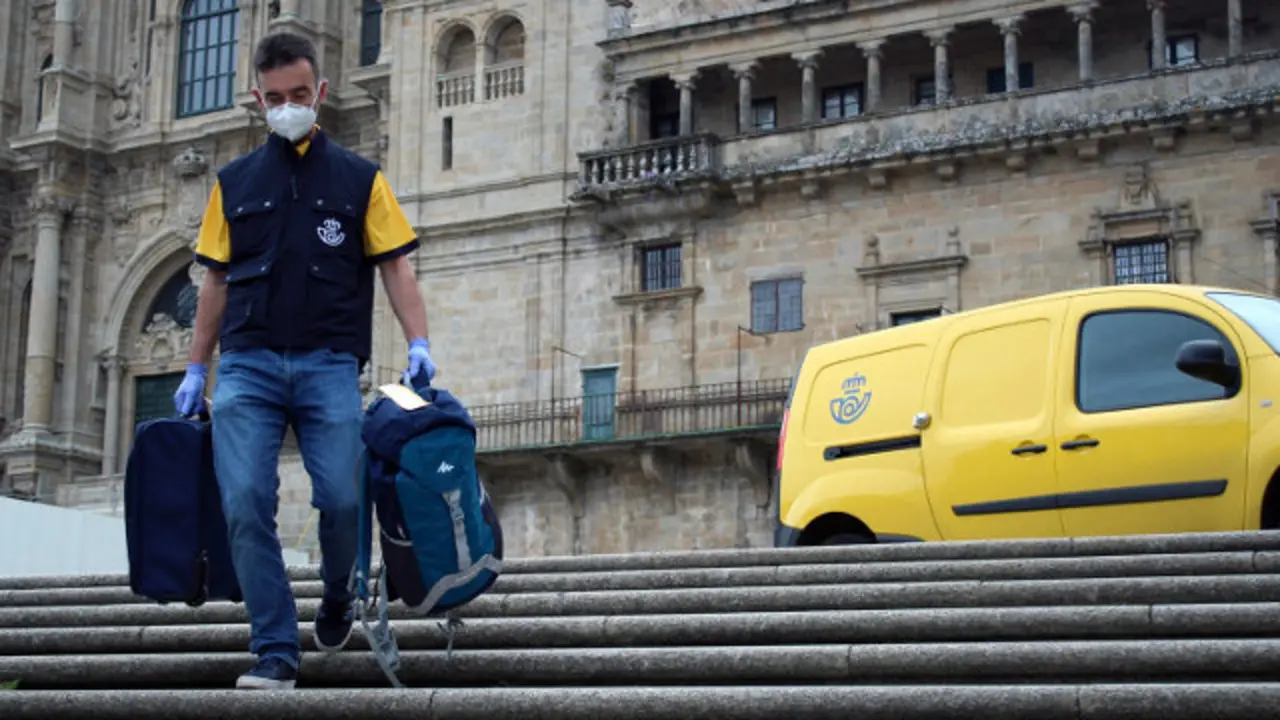 Un trabajador de correos porta mochilas de peregrinos. EUROPA PRESS