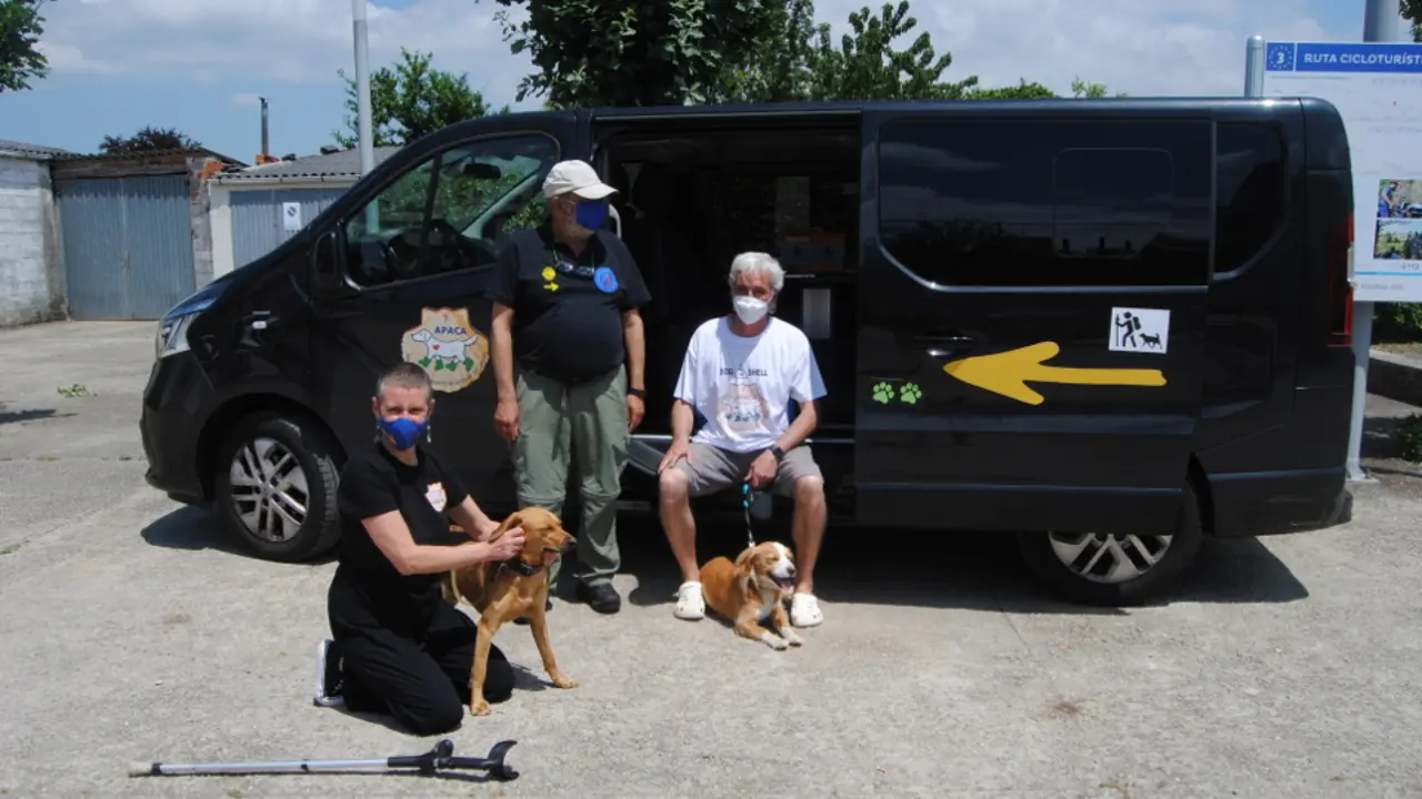 Raquel Freiría, Santiago Piñán, Jorge López e os cans Limón e Polar, na oficina móbil en Vigo de Sarria. VILA