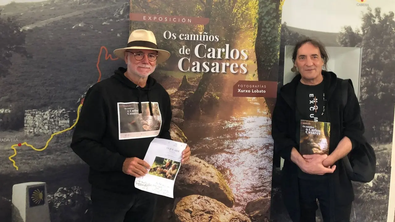 Xurxo Lobato, con Amador Arias, na inauguración da exposición. EP