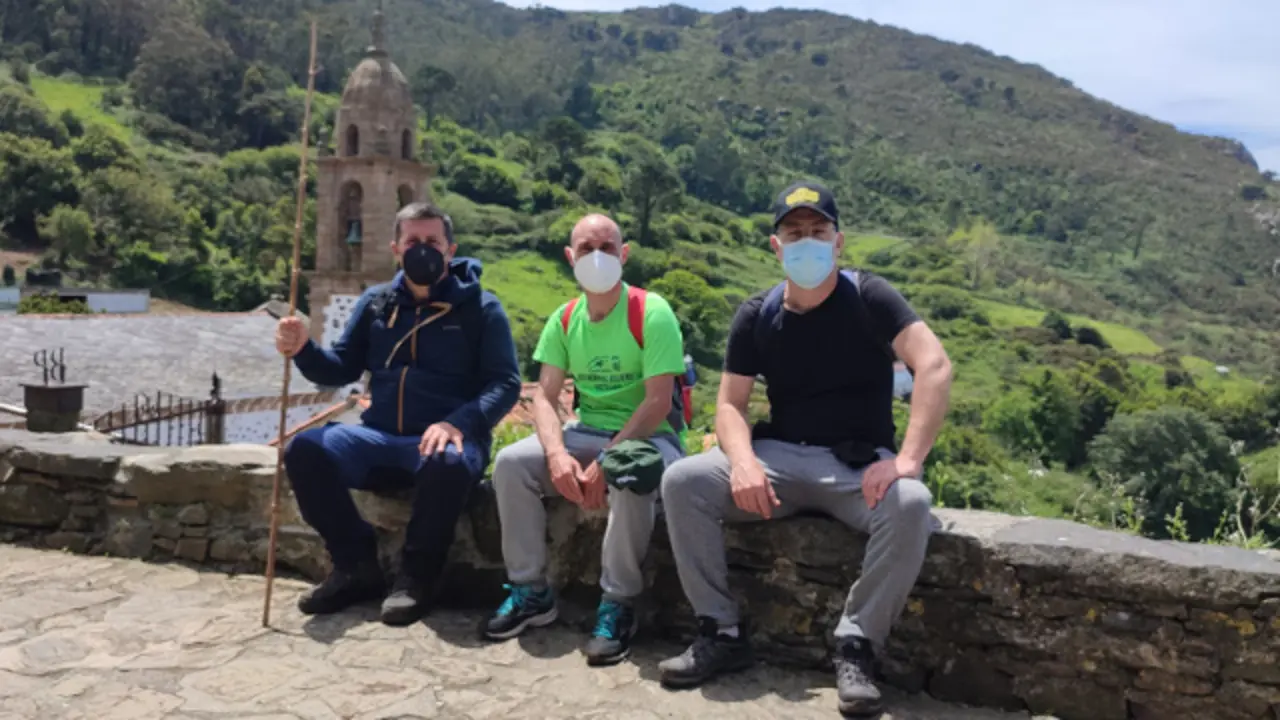 Vicente (esquerda) con outros integrantes da Asociación de Amigos do Camiño do Mar. EP