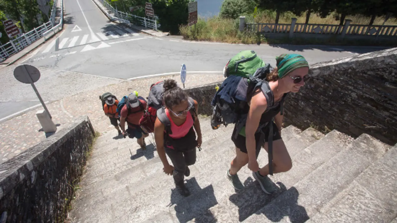 Peregrinos a su paso por Portomarín. CARLOS CASTRO (EUROPA PRESS)