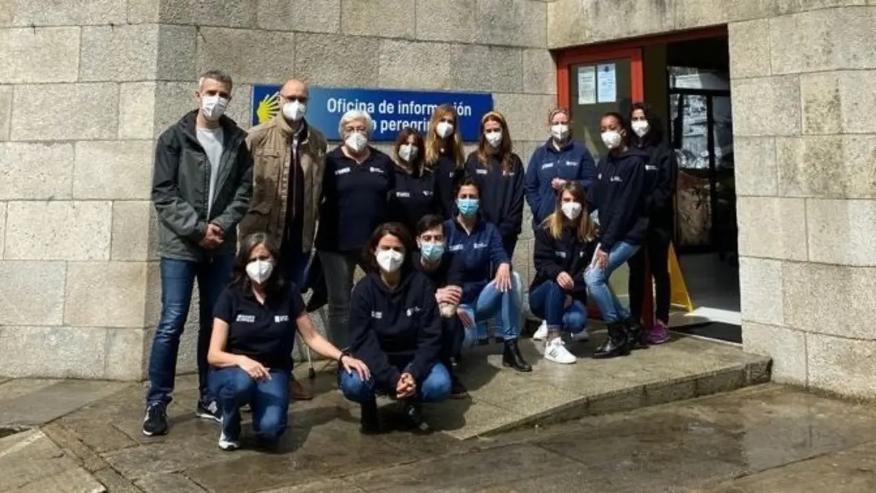 Integrantes del taller, con el alcalde (izquierza) y el edil Pablo Vizoso. EP