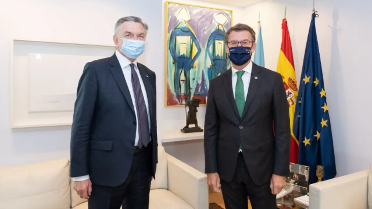 El presidente gallego, Alberto Núñez Feijóo, junto al embajador de Rusia, Yuri P. Korchagin. XUNTA