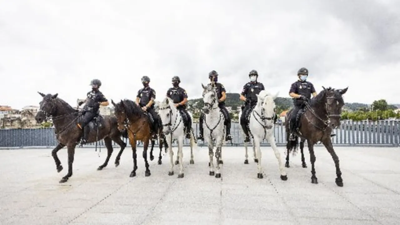 Axentes da Policía Nacional pousan montando dacabalo o día no que pon en marcha o dispositivo no Camiño de Santiago. BEATRIZ CISCAR