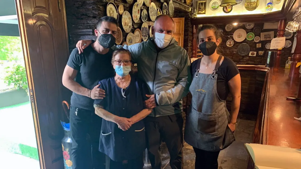 José Andrés, acompañado de Elena Guitián e responsables do mesón Pontenova en Samos. EP