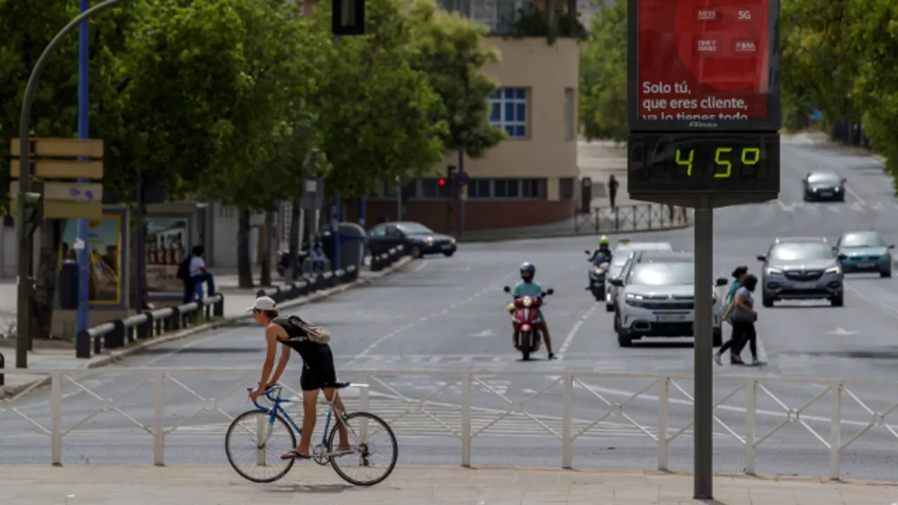 Un termómetro marca 45 grados en Sevilla este sábado. JULIO MUÑOZ