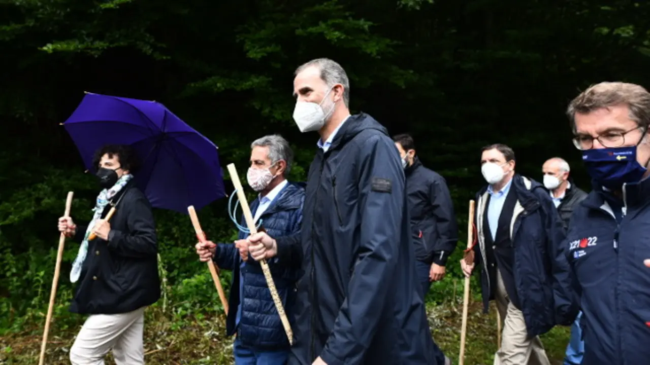 Felipe VI, peregrinando xunto a varios presidentes autonómicos. IVÁN DELGADO (EFE)