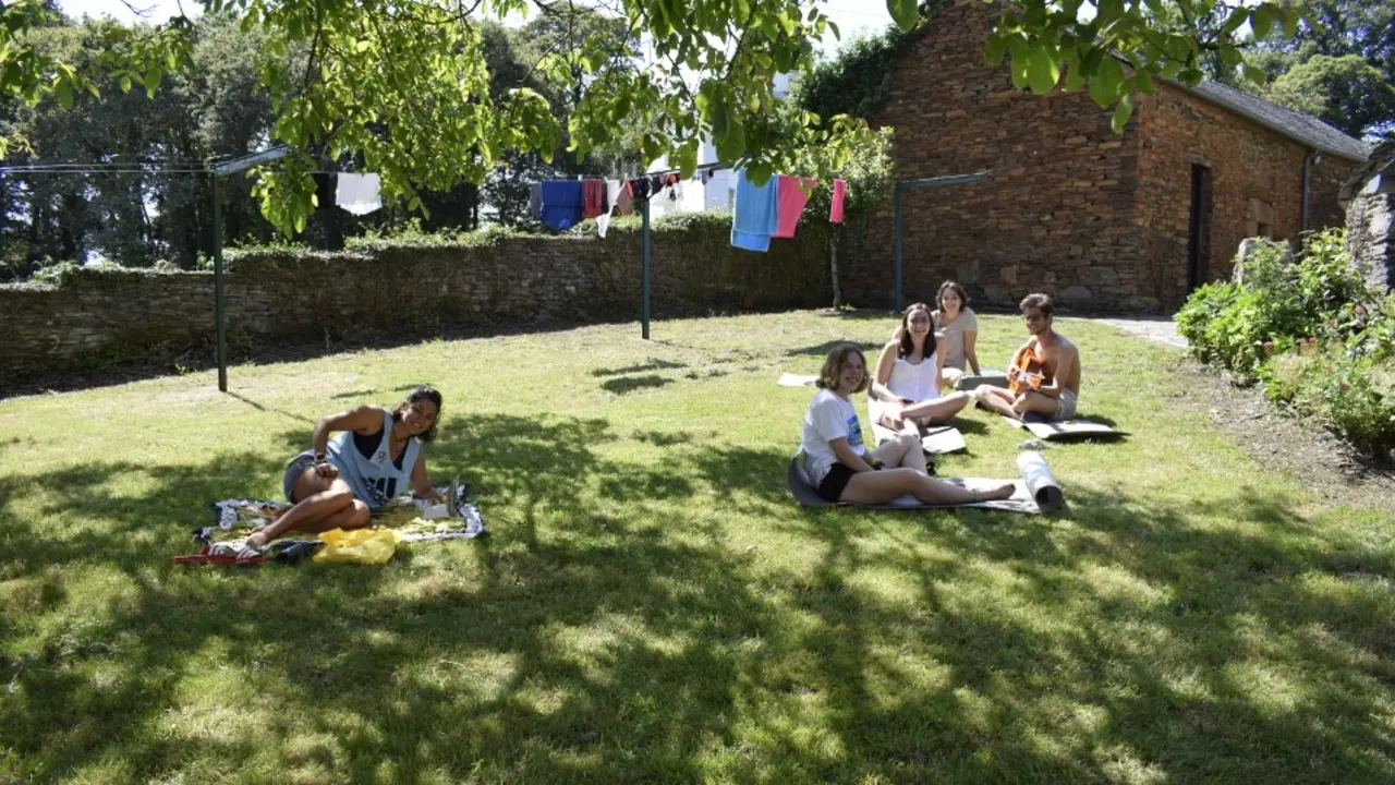 Varios peregrinos, no albergue de Baamonde. TANIA FORJA