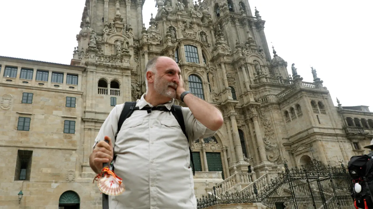 José Andrés ante a Catedral de Santiago. XOÁN REY