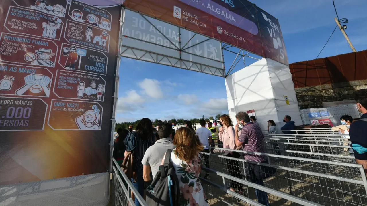 Personas entrando en el recinto. TWITTER