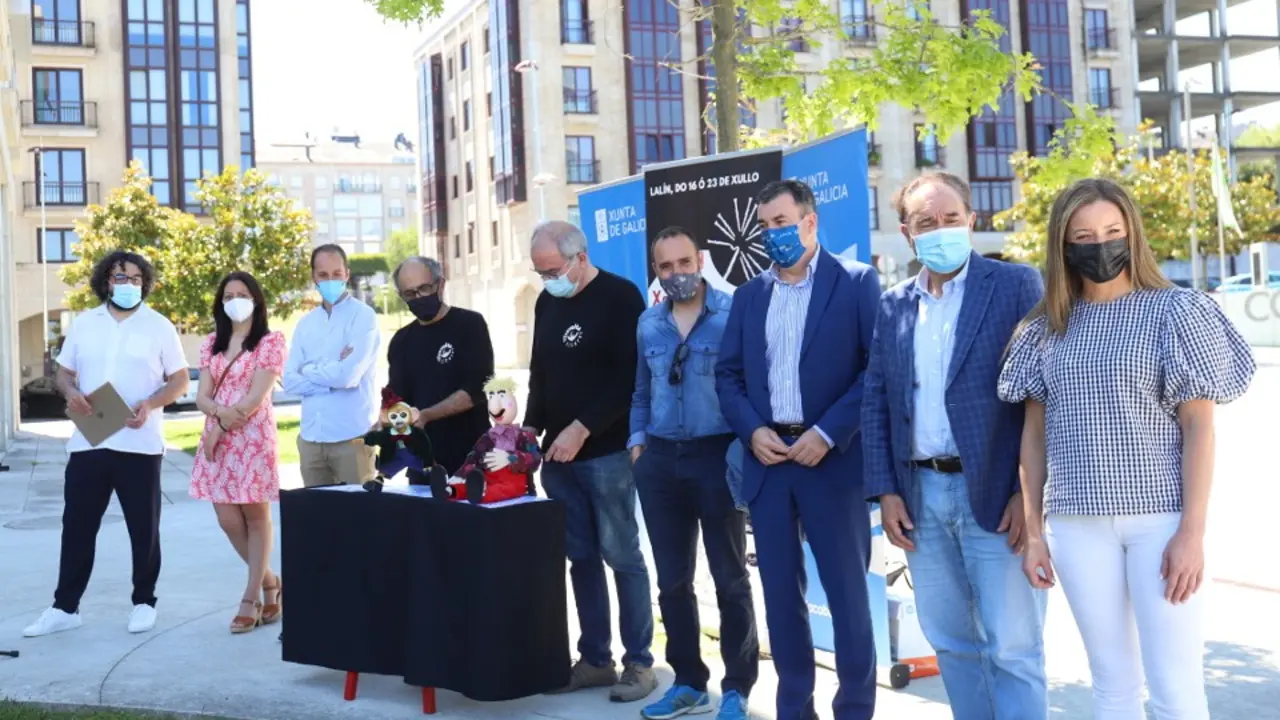 El conselleiro y el alcalde asistieron a los ensayos previos al festival, que comienza hoy. PATRICIA FIGUEIRAS