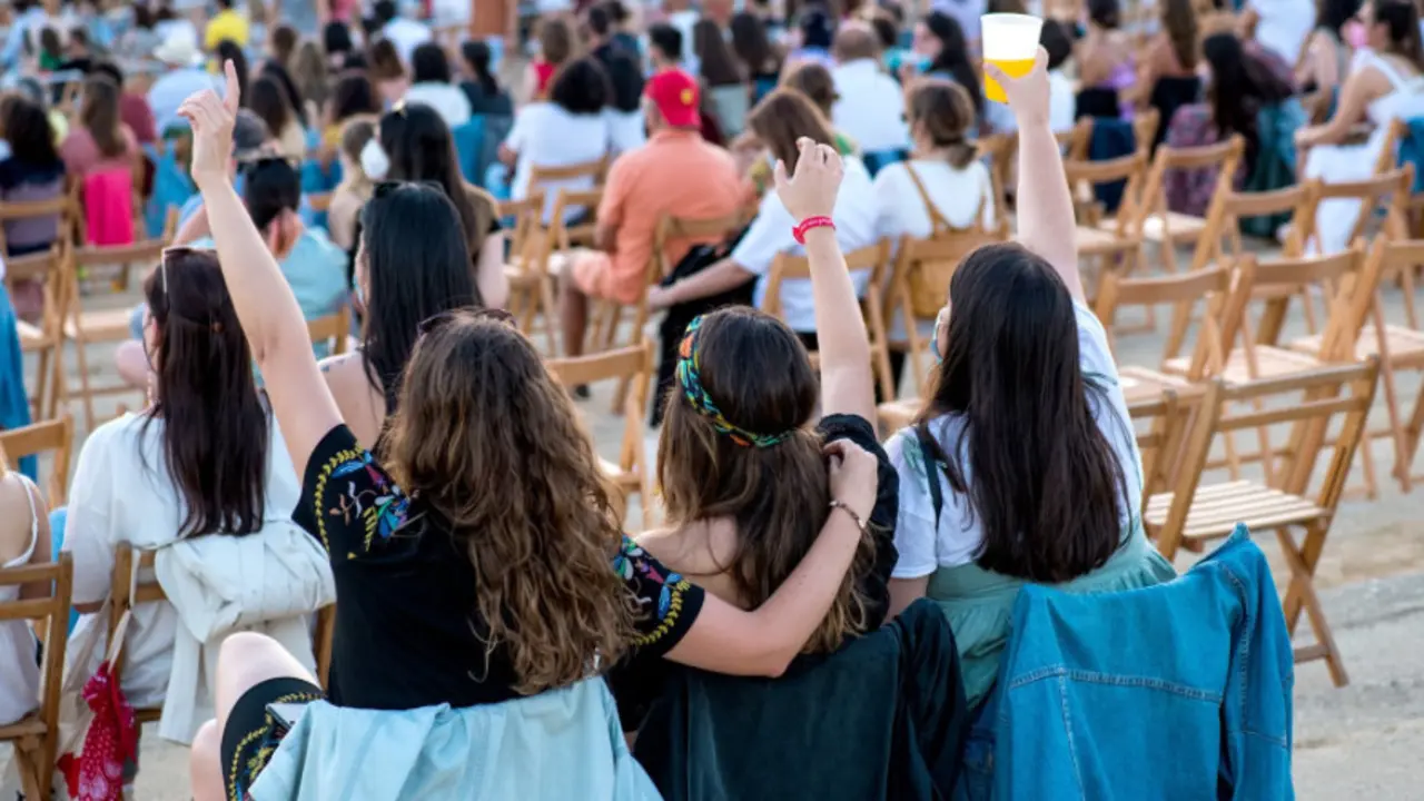 Un grupo de jóvenes, entre el público de Sons do Camiño.TWITTER