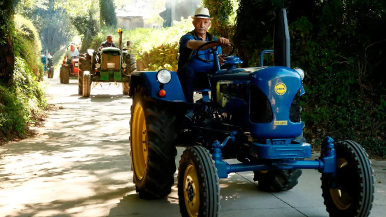 Peregrinación de tractores clásicos en Triacastela. ELISEO TRIGO (Efe)