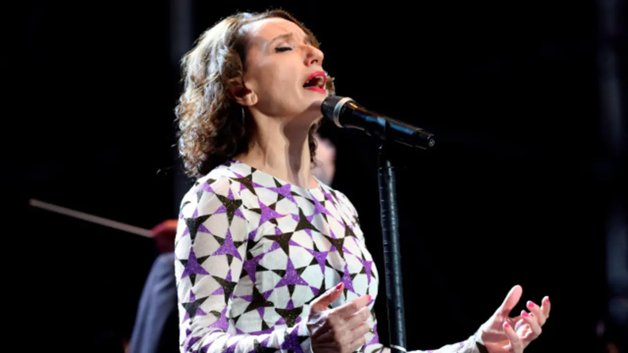 Luz Casal durante o concerto que ofreceu este mércores na Praza do Obradoiro. XOÁN REY (EFE)