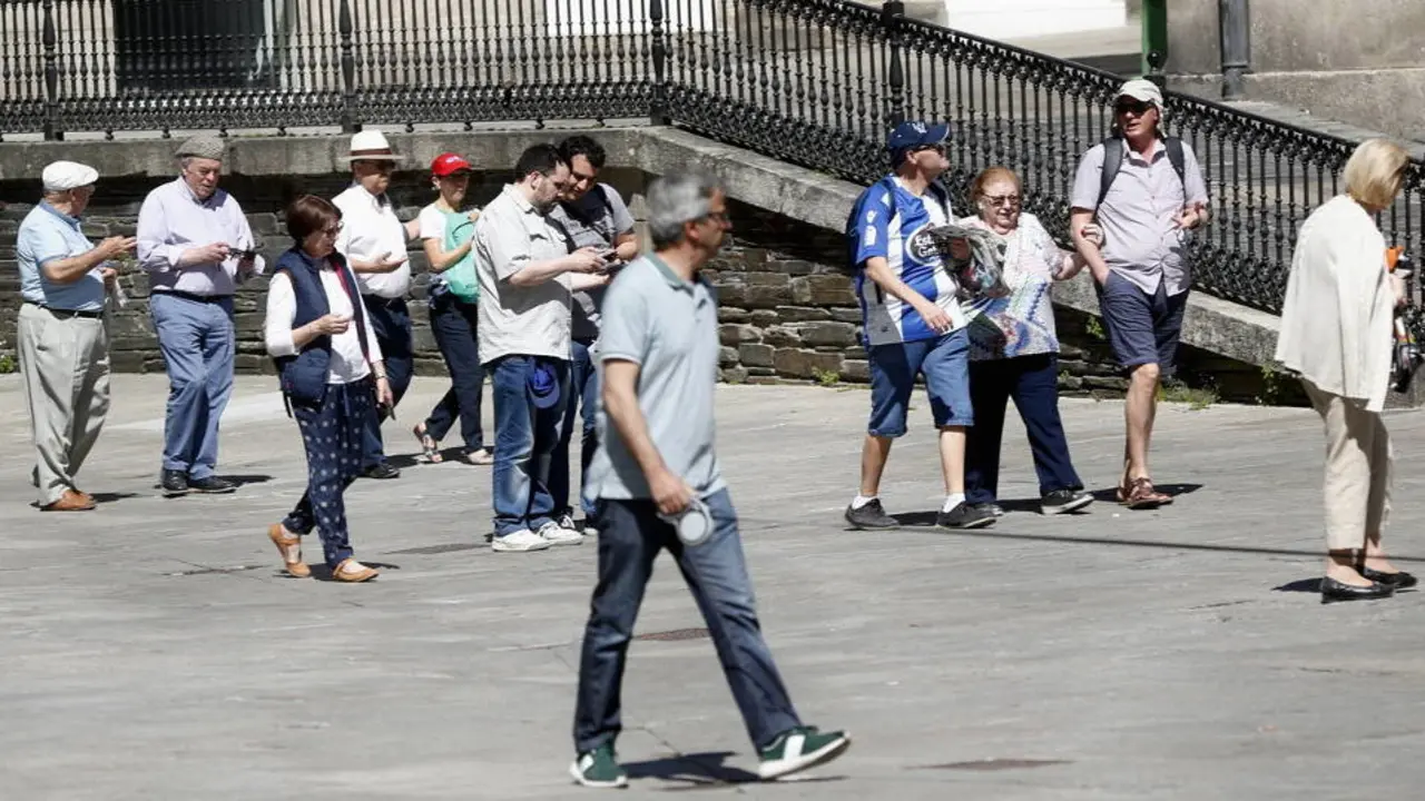 Un grupo de turistas na Praza de Santa María de Lugo. VICTORIA RODRÍGUEZ
