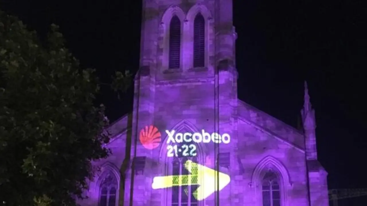 La Iglesia de Saint James de Dublín, iluminada con la característica flecha amarilla. XUNTA DE GALICIA