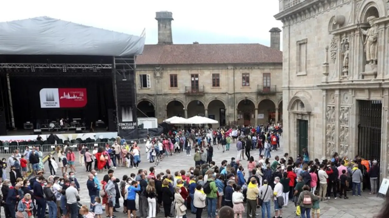 Largas colas para entrar a la Catedral. EFE
