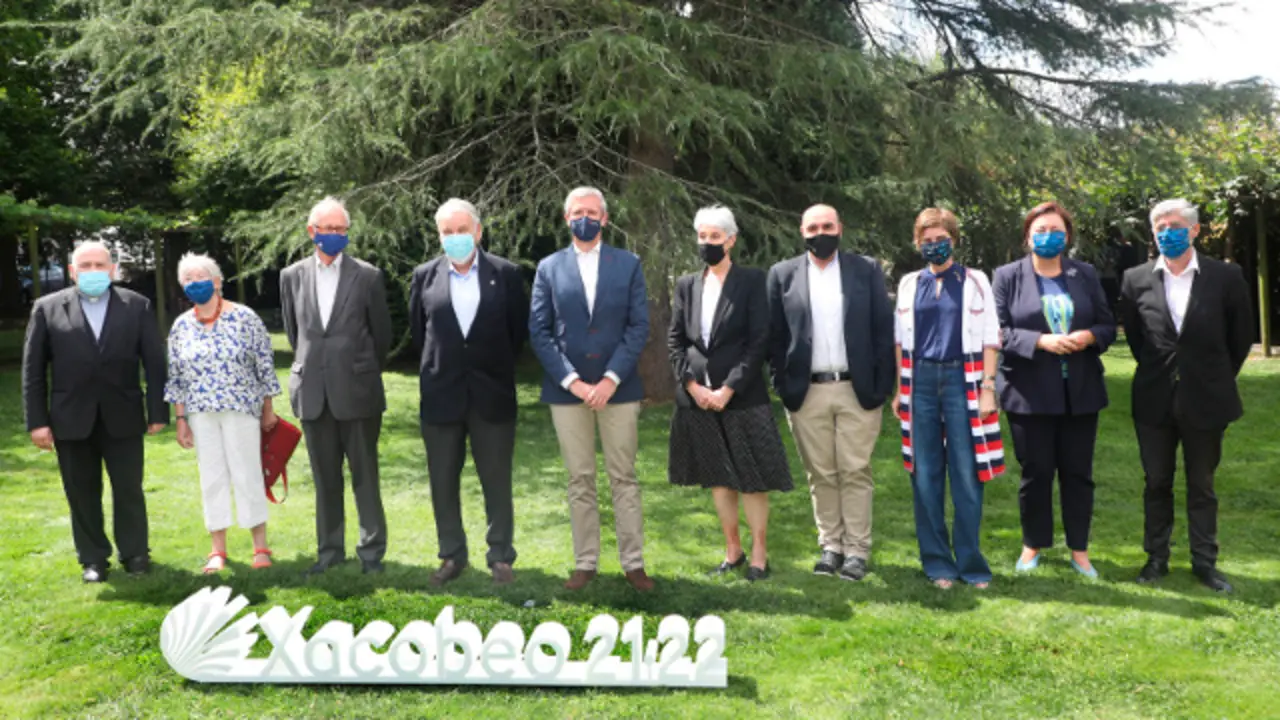 El vicepresidente primero de la Xunta, Alfonso Rueda (5-i), posa este lunes con los representantes del Comité Internacional de Expertos del Camino de Santiago. XOÁN REY (EFE)