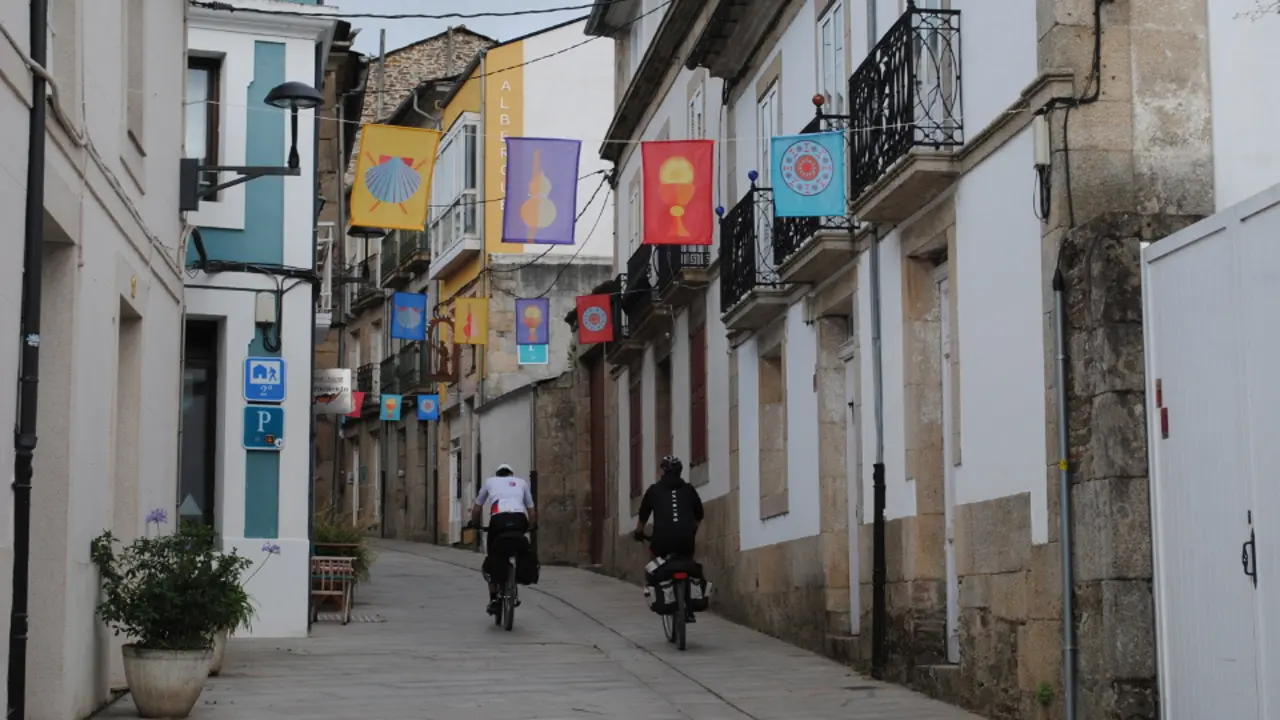 Peregrinos en bicicleta a su paso por Sarria. PORTO