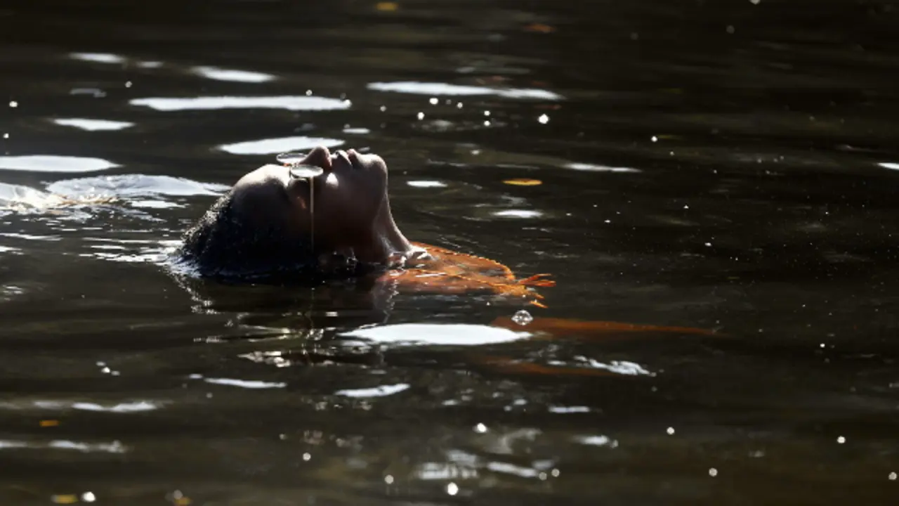Unha moza bañándose no Miño. XESÚS PONTE