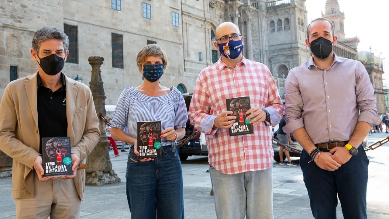 Nava Castro junto a representantes del Obradoiro Monbus Obradoiro en la presentación de esta nueva edición. XOÁN CRESPO (CEDIDA)