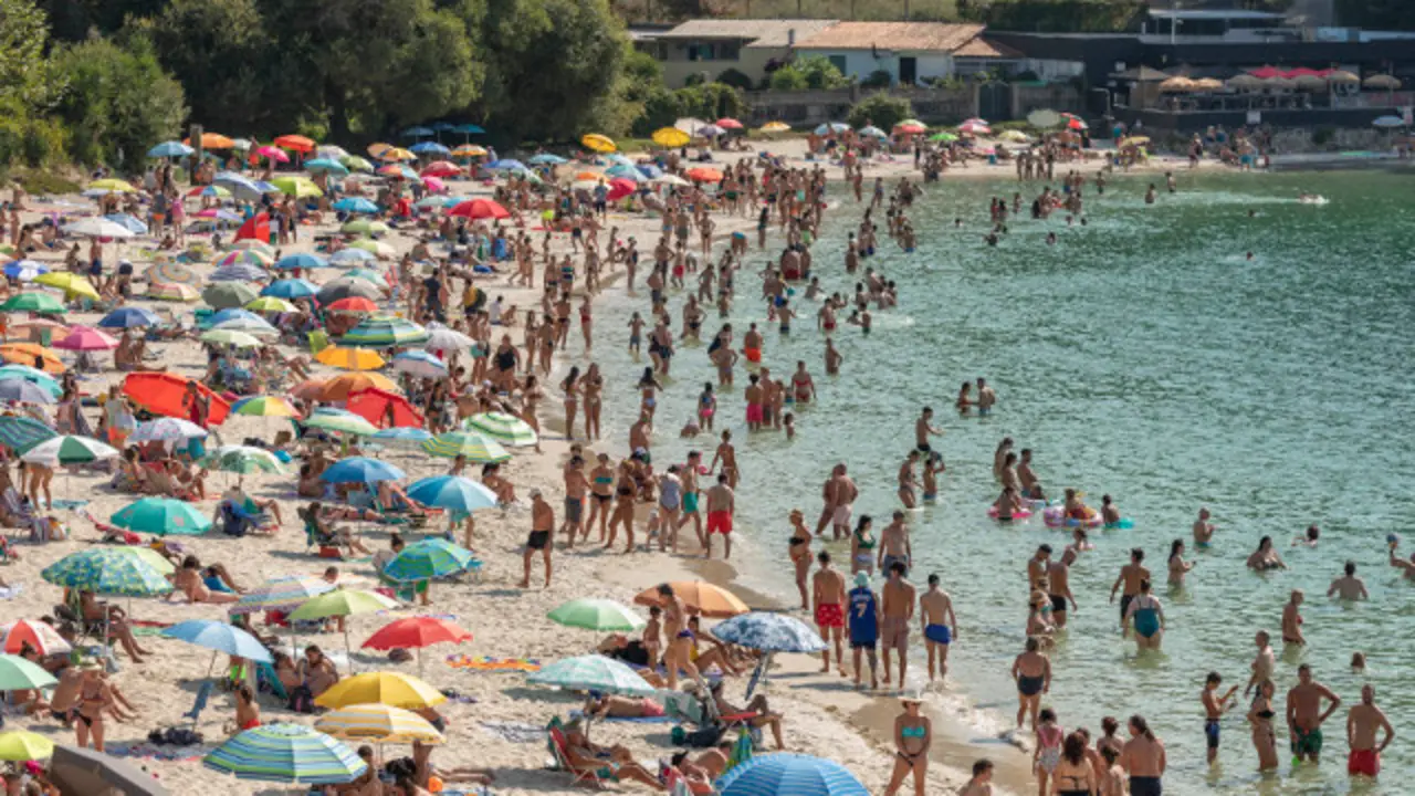 A xente acode ás praias pontevedresas a refrescarse. BEATRIZ CISCAR