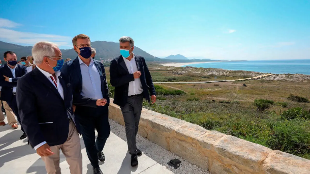 Alberto Núñez Feijóo, durante a súa visita ao Faro Lariño, en Carnota. ANA VARELA (Efe)