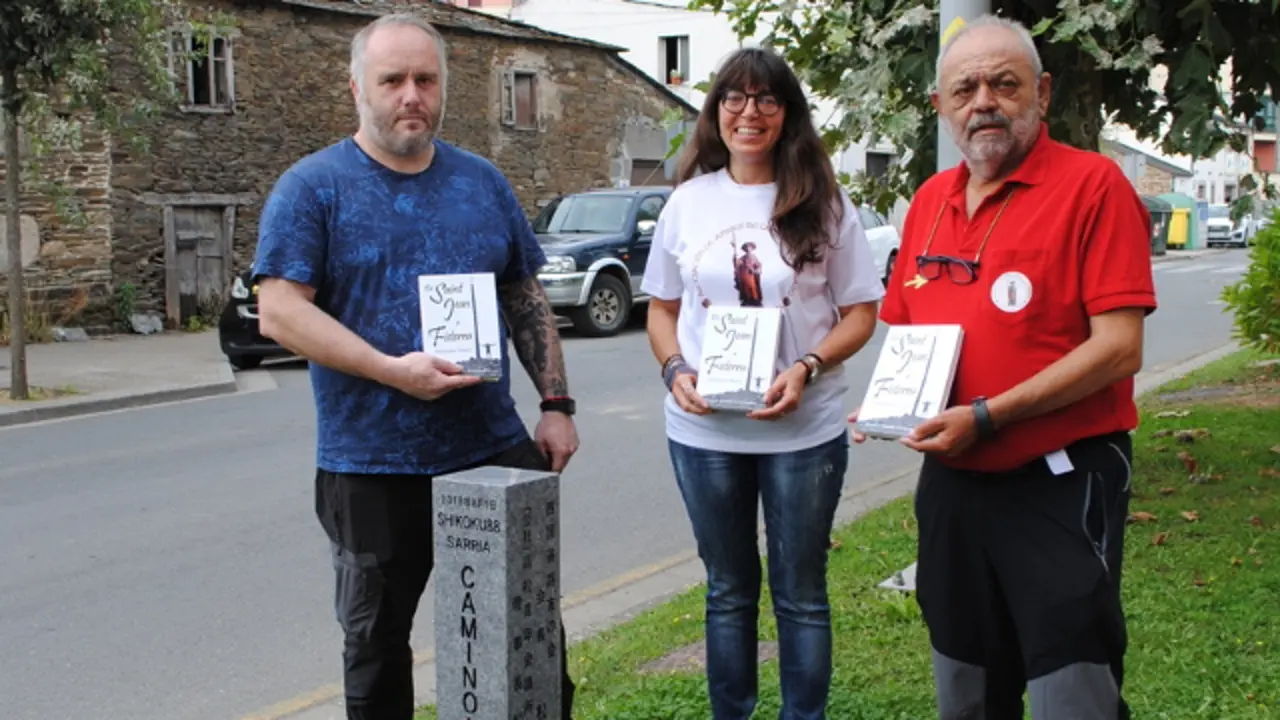 Daniel Antelo, Celsa Carballo y Jorge Rodríguez, con el libro. PORTO