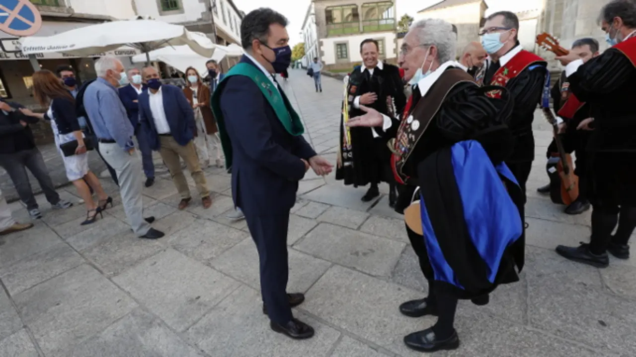 El conselleiro de Cultura, Román Rodríguez, y el pregonero, Juan Carlos Aparicio, junto a varios tunos. X. PONTE