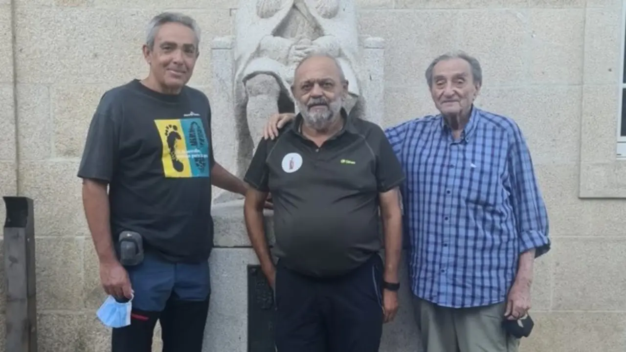 El peregrino nonagenario, junto a su hijo y Jorge López.EP