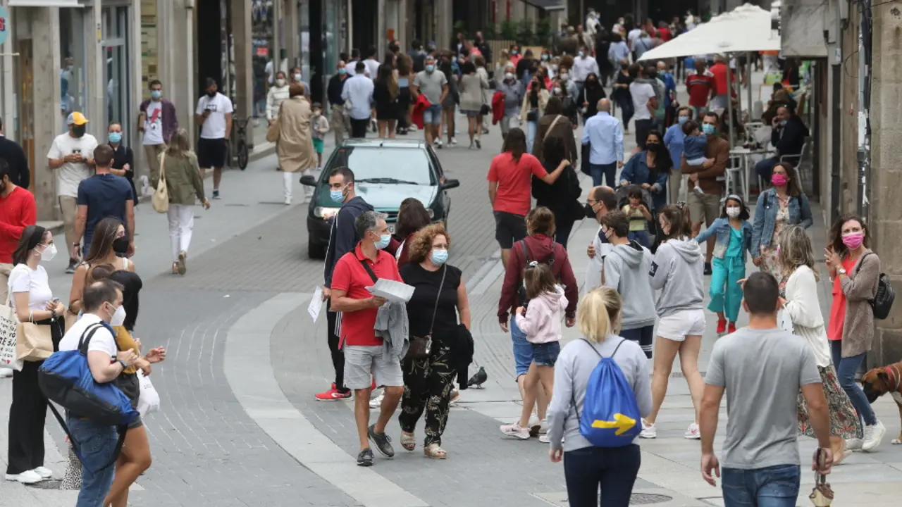 Persoas de paseo por Pontevedra. DAVID FREIRE