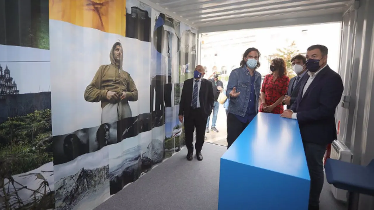 A Coruña
 O conselleiro de Cultura, Educación e Universidade, Román Rodríguez, e o presidente da Autoridade Portuaria da Coruña, Martín Fernández Prado, acompañados pola comisaria do Xacobeo, Cecilia Pereira, e a responsable territorial de Fundación La Caixa, Susan Santos, inauguran a exposición fotográfica Percorrer o tempo. Visións contemporáneas do Camiño.
17/09/2021
Foto: Moncho Fuentes / AGN A Coruña


