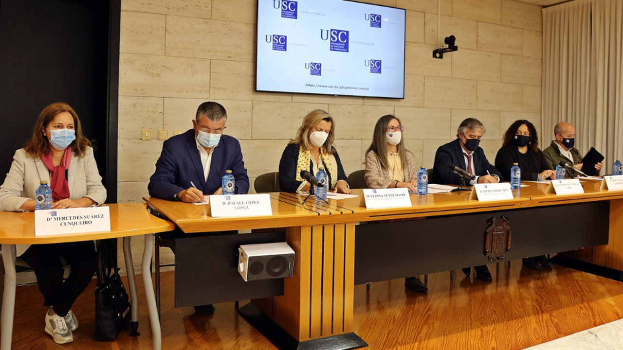 Mercedes Suárez, Rafael López, Eloína Núñez, Cecilia Sierra, Luis Miguel Varela, Josefa Salgado y Carlos Ferrás, ayer en el acto en Santiago. LUIS POLO (AGN)
