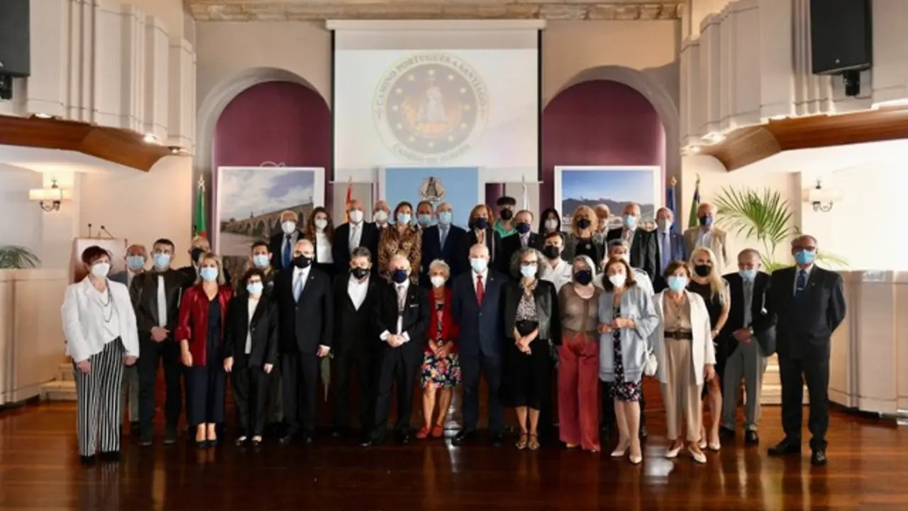 Foto de familia de la entrega de las insignias de oro de la Asociación de Amigos do Camiño Portugués. GONZALO GARCÍA