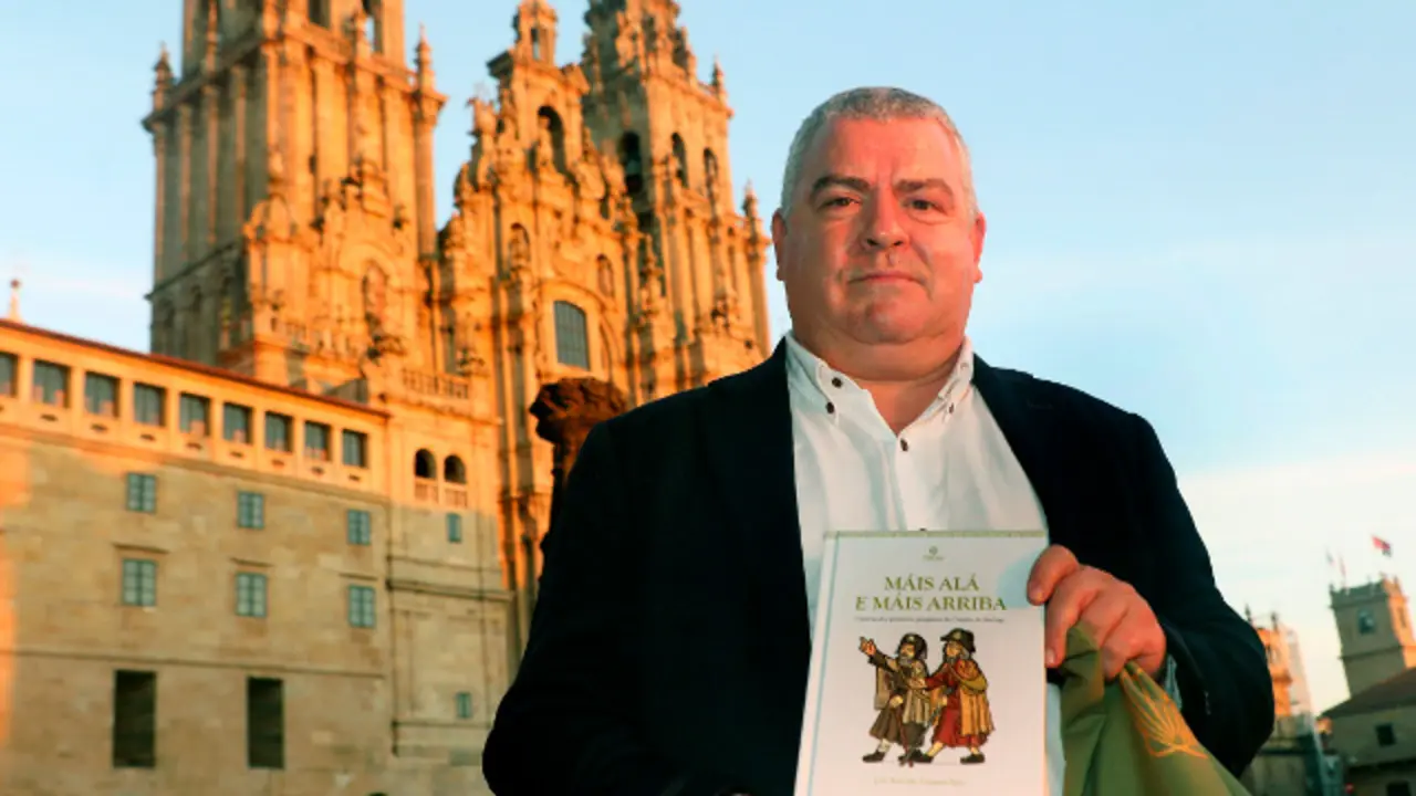 Jos&eacute; Antonio V&aacute;zquez Ta&iacute;n, con su nuevo libro en la Plaza do Obradoiro. XO&Aacute;N REY (EFE)