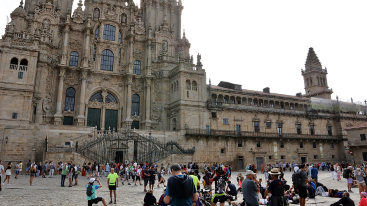 Peregrinos no Obradoiro. LUIS POLO