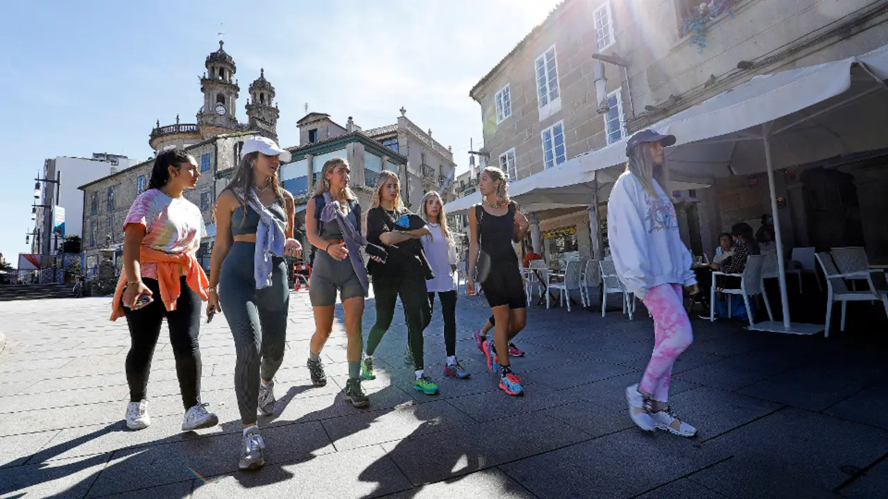 María Pombo junto a otras influencers caminando, este miércoles, por la Plaza de la Ferrería . JAVIER CERVERA-MERCADILLO