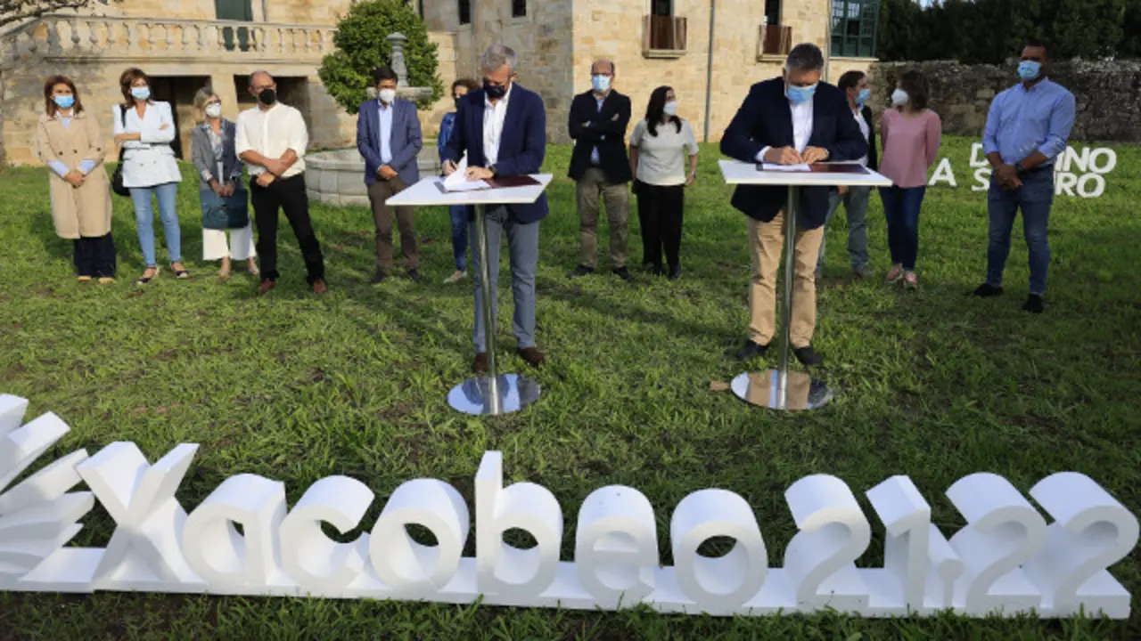 Alfonso Rueda e Telmo Martín durante a sinatura do convenio. DP