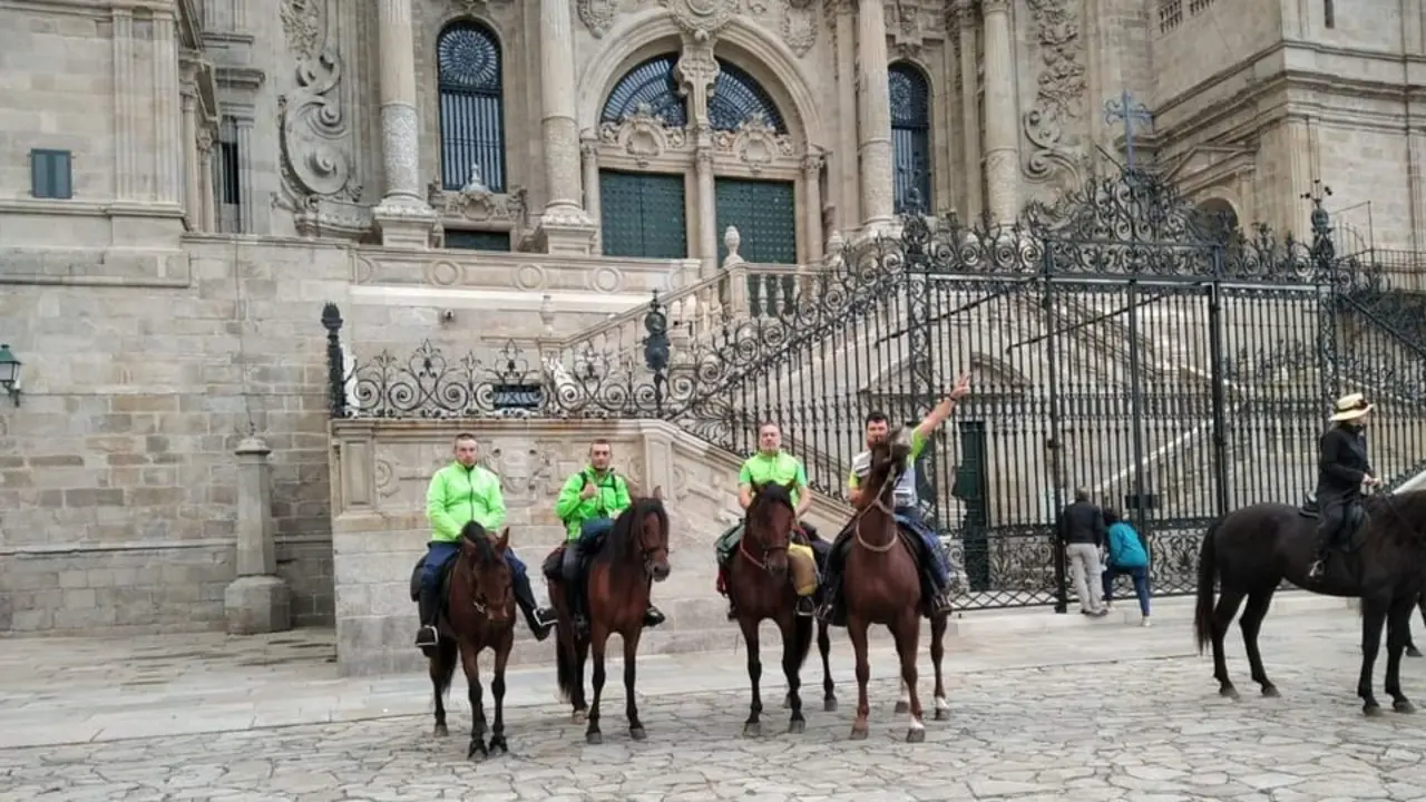 Os cabaleiros da asociación Rías Altas, na Praza do Obradoiro. EP