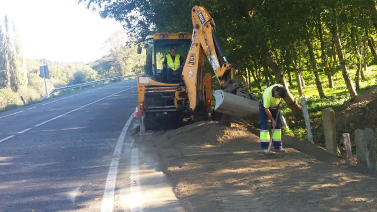Obras de mellora da seguridade no Camiño en Triacastela. EP