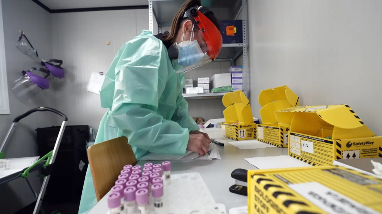 Una sanitaria de las que realizan PCR en la carpa habilitada en el Hula. XESÚS PONTE