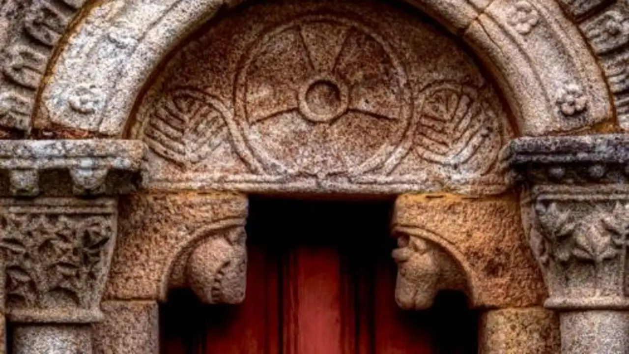 Puerta sur de Santa María de Nogueira de Miño
