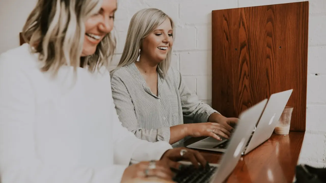 dos chicas escribiendo en ordenadores