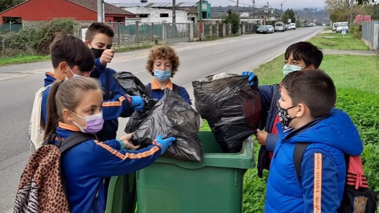 Algunos de los alumnos que participaron en la iniciativa. ESCOLAPIOS
