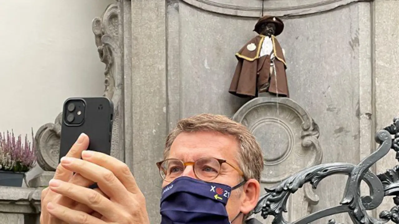 Feijóo, con el Manneken Pis de fondo vestido de peregrino. EP