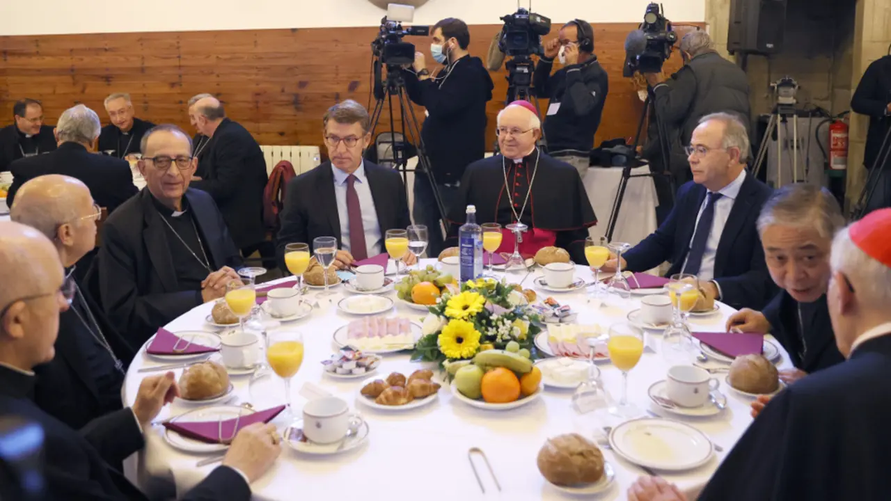El secretario general de la Conferencia Episcopal, Luis Argüello (3i), el presidente de la Xunta, Alberto Núñez Feijóo (4i), el arzobispo de Santiago, Julián Barrio (5i), el alcalde, Xosé Bugallo (6i), el nuncio Bernardito Auza (6i) y el cardenal Rouco Varela (d) comparten un almuerzo junto a todos los obispos que peregrinaron a Santiago. LAVANDEIRA JR.