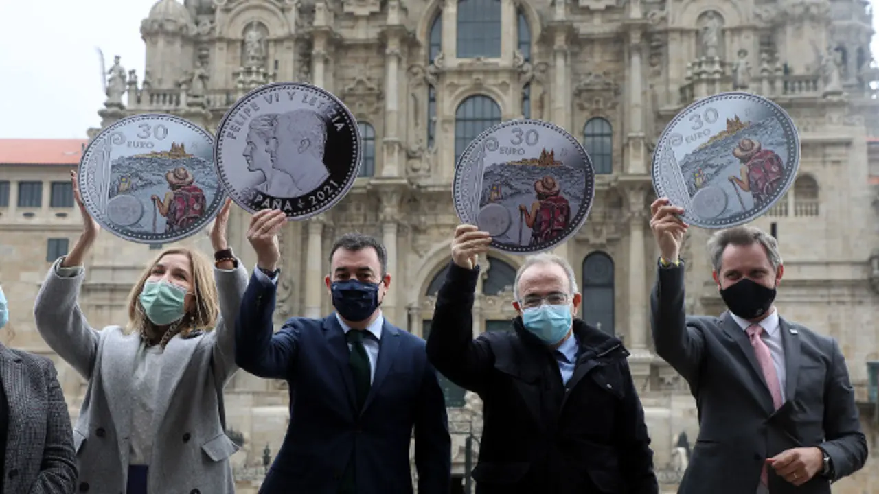 Autoridades muestran reproducciones de la nueva moneda este miércoles en el Obradoiro. AGN