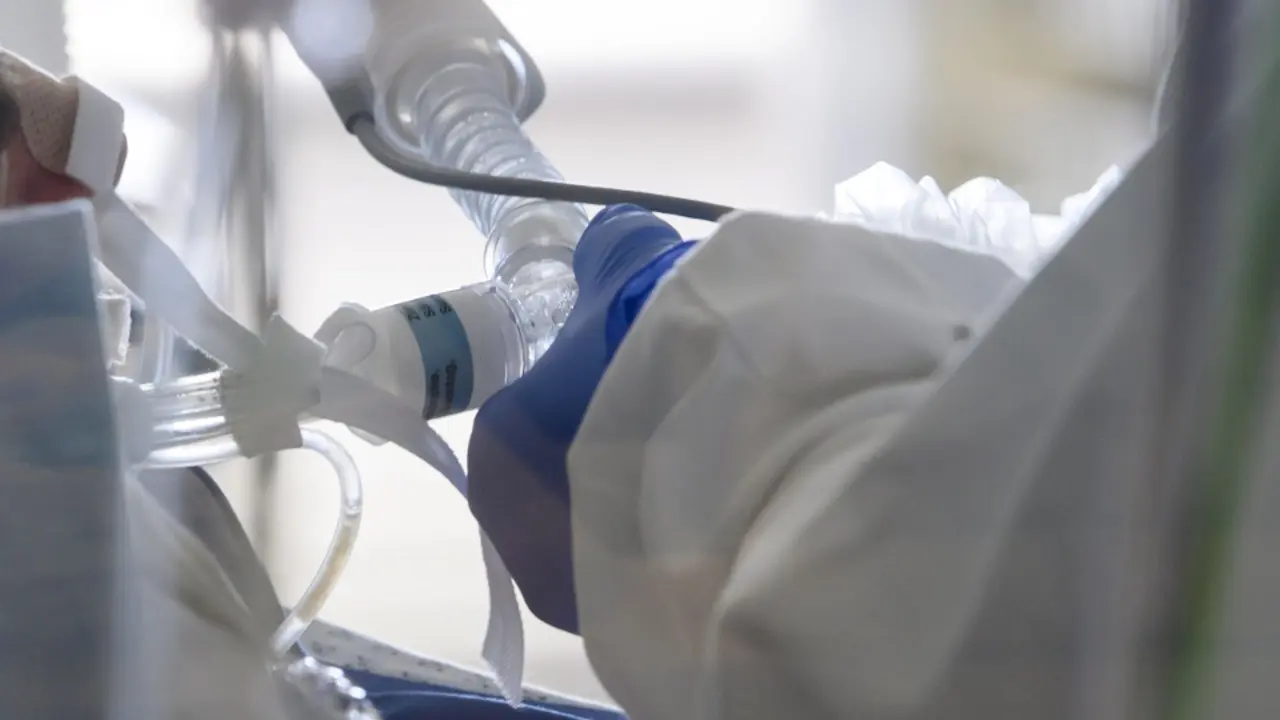 Un paciente intubado en una Uci. EFE